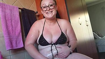 i'm a fat busty whore shavin my phat pussy