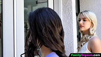 عائلة أورغازم - آباء غير شقيقين يعلمون بنات غير شقيقات درساً قاسياً. لن ينسوا هذا الأورجي!