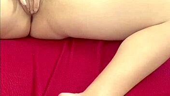 Viajei e deixei minha namorada sozinha coloquei uma camera pra ver o que ela faz no quarto