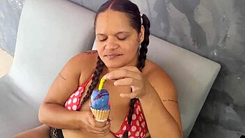 Na sorveteria encontrei uma pica gigante de chocolate