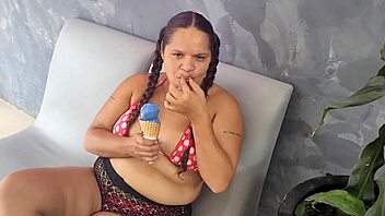 Na sorveteria encontrei uma pica gigante de chocolate