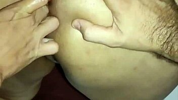 Corno Abre o Cu Guloso da Mulher Infiel com Fisting Brutal!