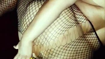 Corno Abre o Cu Guloso da Mulher Infiel com Fisting Brutal!