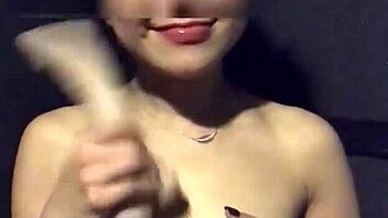 ázijská šlapka masturbuje s dildom v telocvični sprche solo.