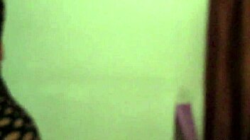 Indian MILF shakes her big ass to Bollywood beat