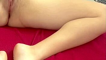 Viajei e deixei minha namorada sozinha coloquei uma camera pra ver o que ela faz no quarto