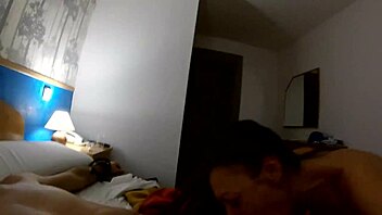 Bundet i bondage giver hun deepthroat og jeg synker hver dråbe