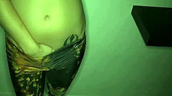 Pikku 18+ kaunottaret imevät kyrpää POV kovaan panontaan