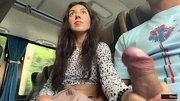 Рисковано публично ръчно на претъпкан автобус го кара да експлодира