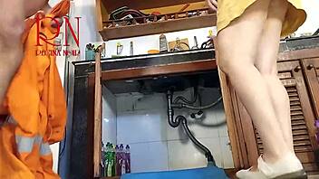 चीटिंग हाउसवाइफ प्लंबर को चोदती है, ककॉल्ड हसबैंड देखता है