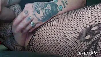 曲线女神享受与振动器和假阳具的独奏时光。