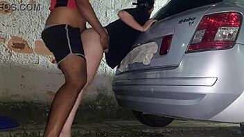 safada got pounded in backyard while cars passed... damn crazy!