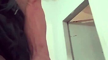 Minha cunhada me chupou ao ver minha rola e pediu na buceta