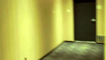 Татуированная брюнетка Pamela Morrison Gypsy трет киску!