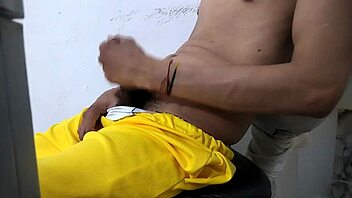 un latino en chaleur, pulling out that massive dick, feeling so wild.