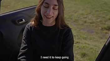 A supt și înghițit adolescenta excitată 18+ în călătorie cu mașina în natură?