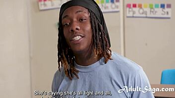 尺寸很重要，当Lolly Dames和Mighty Dee在教室设置中探索后门动作