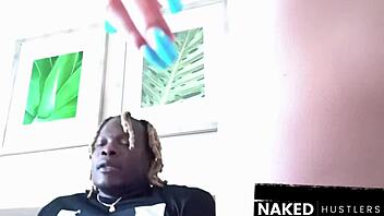 Идеальная пара: 7-футовый черный атлет и миниатюрная европейская модель. Они жестко трахаются на публике во Флориде! 🔥