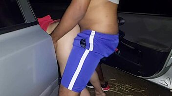 Gift latina knuller hardt i offentlig skog