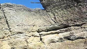 Belle Africaine tente avec ses courbes époustouflantes à la plage nudiste !