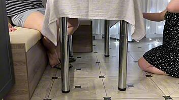 Har du prøvet hjemmelavet køkken-sex med sød babes våde fisse?