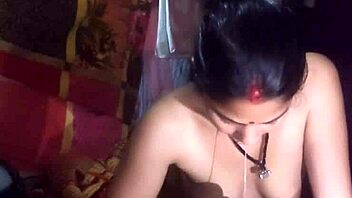 तो, ये देसी गांव की भाभी डार्म में वाइल्ड मोन्स के साथ ब्लोजॉब दे रही थी और लंड चढ़ रही थी।