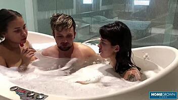 Kinky Scarlett Taylor Splits Fat Dick With Girlfriend