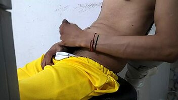 un latino en chaleur, pulling out that massive dick, feeling so wild.