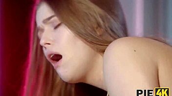 कक4के वाइफ हसबैंड देखते हुए दो लंड का मजा लेती है।