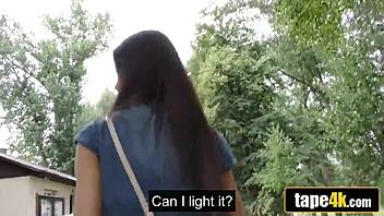 Het brunette kjæreste blir slampa for penger mens kjæresten ser på! 😱