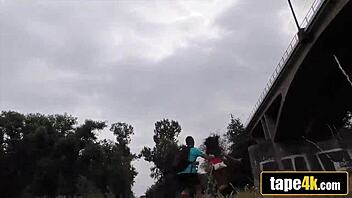 Vruća brinetica devojka postaje kurvica za keš dok dečko gleda! 😱