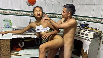 follo a mi hermanastra por su enorme coño?