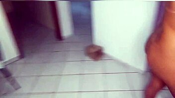 arrombou meu cuzinho no banquinho na sala de casa