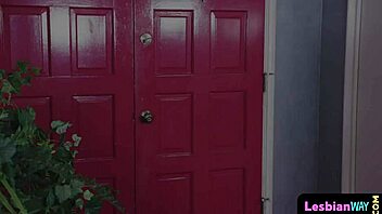 Beautiful Lesbian Babes Lick Pussies and Get So Wet 😘