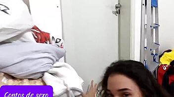 Ung gift latinamerikansk barnvakt suger och blir täckt av mjölk på genomskinlig