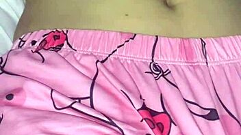 أبي، شوف بيجاماتي، عايز تخلعها؟ فتاة بريئة 18+!