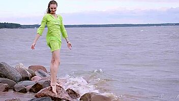 Kyara Et Crystal Vraies Coquines Veulent Une Baise À Trois