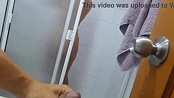 Mi empapé a mi madrastra in the bathtub and recorded it all