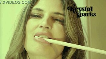 Kiinni jäin nuolemaan suklaata ja panemaan keittiössä