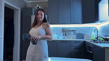 Babe enjoys hardcore sex in homemade video