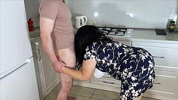 nevlastní máma svléká tanga, aby sváděla nevlastního syna na zakázaný anální prdel