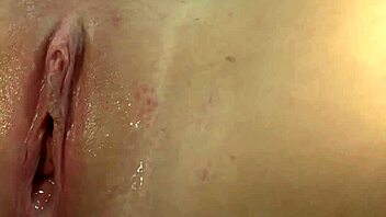 Wow! Blondínka Holly Fox vysáva nájomníka ako šialená!