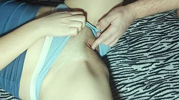 Domači par prstuje sočno tesno pičko in liže klitoris vsak dan