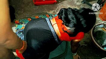 इंडियन देसी भाभी पड़ोसी लड़कों के साथ मजा करने के लिए घुसती है