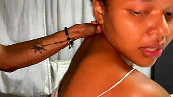 follo a mi hermanastra por su enorme coño?