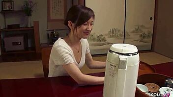 Maigre femme asiatique trompe et avale dans JAV non censuré