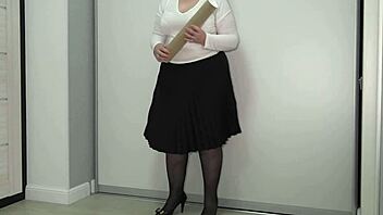 Look at that mature teacher's big ass!