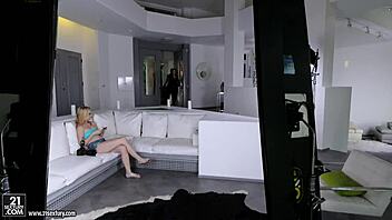 Valentina Nappi in Zoe Parker uživata v skupinskem seksu