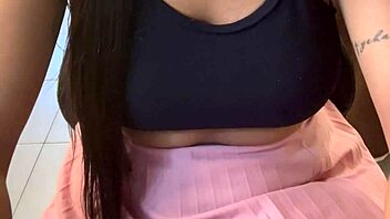 esposa com negão pirocudo no motel dando gostoso corno filmando ela gozou no pau do negão ele deu o troco gozando na cara dela e no corpo todo o corno não se aguentou e gozou na boca dela