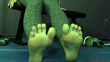 Meanbitch gym session with London River dominating every move